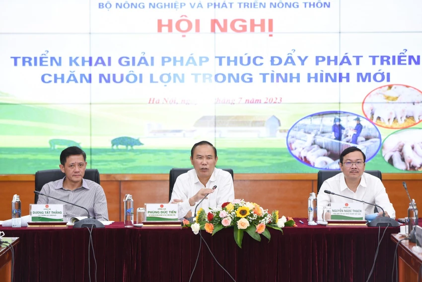 Thứ trưởng Bộ NN&PTNT Phùng Đức Tiến chủ trì hội nghị về thực trạng phát triển chăn nuôi heo. Ảnh: Tùng Đinh Thứ trưởng Bộ NN&PTNT Phùng Đức Tiến chủ trì hội nghị về thực trạng phát triển chăn nuôi heo. Ảnh: Tùng Đinh