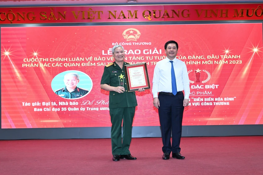 Bộ trưởng Nguyễn Hồng Diên trao giải đặc biệt cho Đại tá, Nhà báo Đỗ Phú Thọ. Ảnh: BCT Bộ trưởng Nguyễn Hồng Diên trao giải đặc biệt cho Đại tá, Nhà báo Đỗ Phú Thọ. Ảnh: BCT
