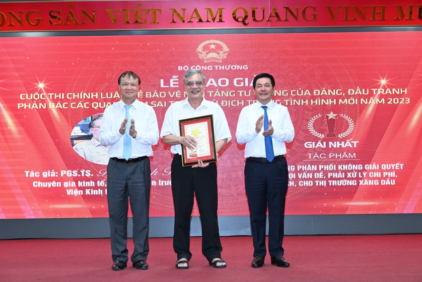 Lãnh đạo Bộ Công Thương trao giải nhất cho tác phẩm của PGS.TS Trần Đình Thiên. Ảnh: BCT Lãnh đạo Bộ Công Thương trao giải nhất cho tác phẩm của PGS.TS Trần Đình Thiên. Ảnh: BCT