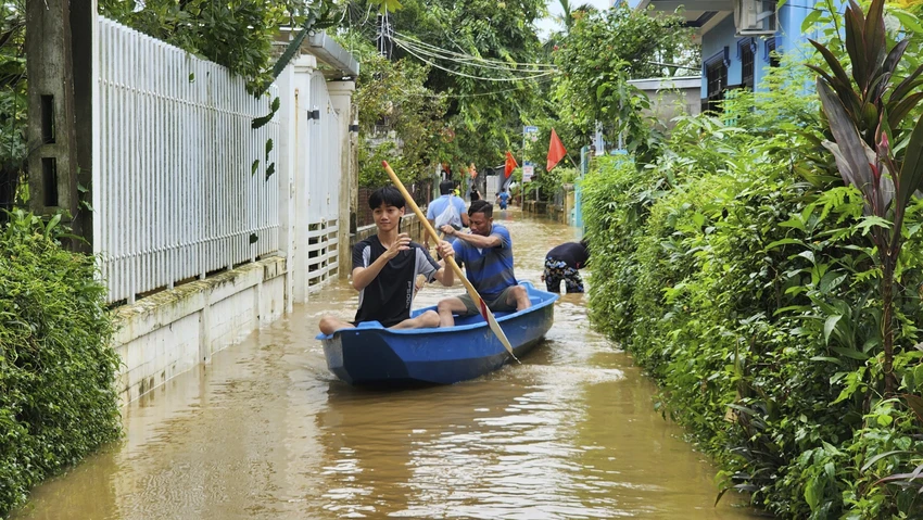 Mưa lớn từ 13 đến 17-11 gây ngập lụt diện rộng ở Huế. Ảnh: NGUYỄN DO