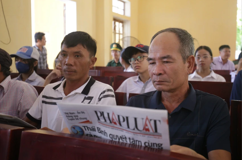 cùng ngư dân thắp sáng đèn trên biển;.jpg