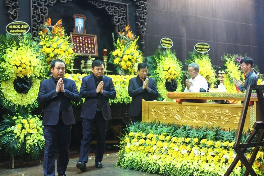 nghen-ngao-le-tang-nguyen-bo-truong-le-huy-ngo-130537_295-141347.jpg