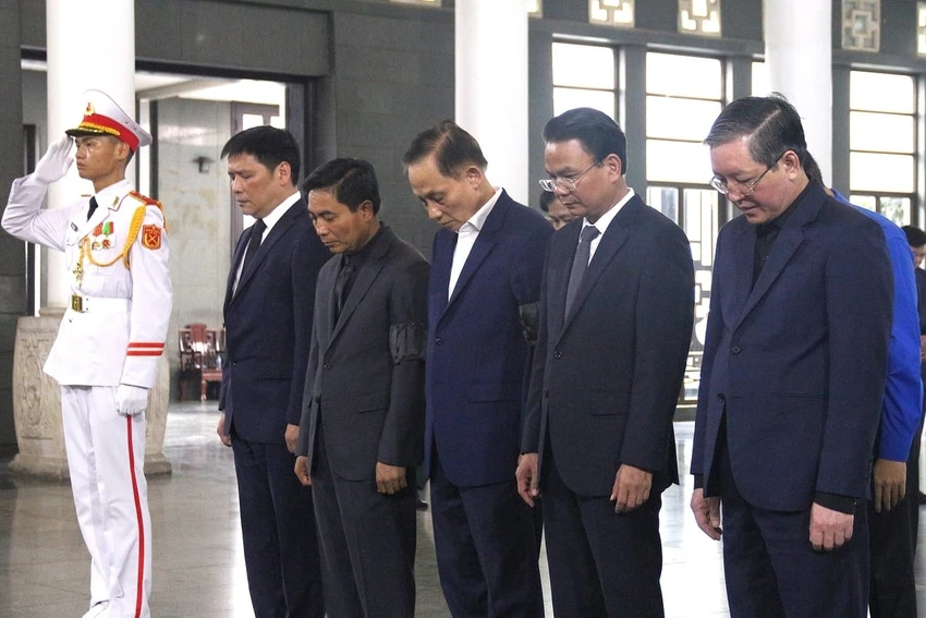 tien-dua-nguyen-bo-truong-le-huy-ngo-ve-coi-vinh-hang-132524_922-141345.jpg