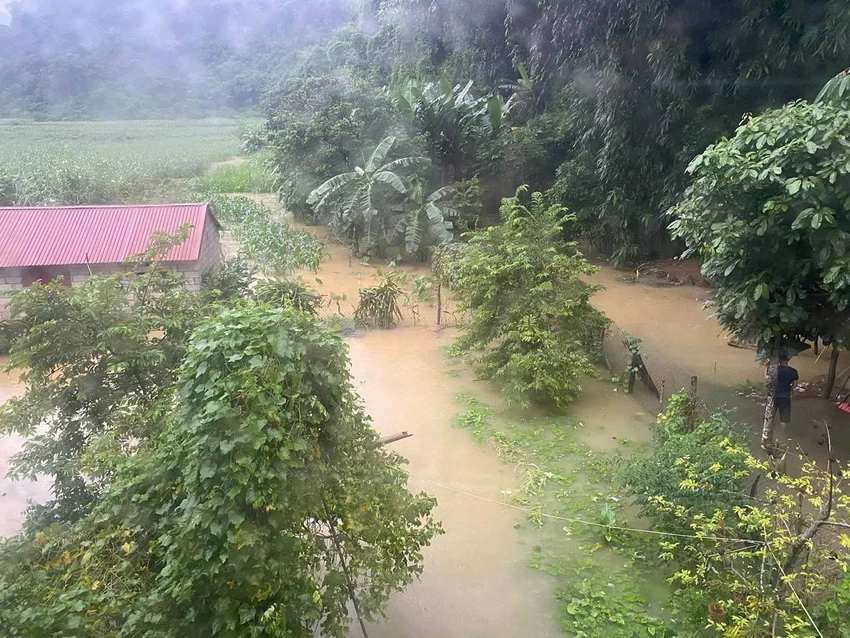 lũ đổ về Cao Bằng.jpg
