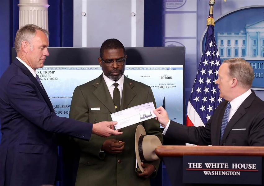 Ông Trump quyên góp toàn bộ quý lương đầu tiên ảnh 1