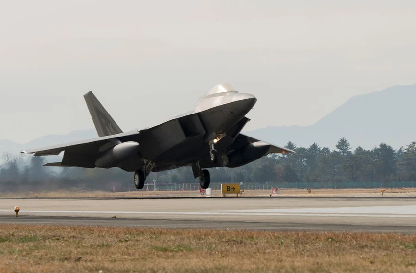 Đang tập trận, F-22 Mỹ 'chết đứng' trên đường băng ảnh 1