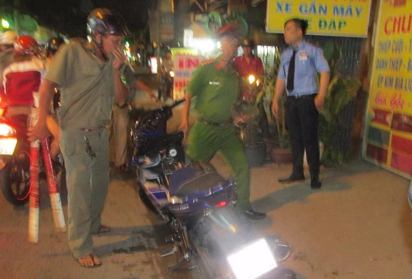 Quậy quán nhậu, xịt hơi cay vào bảo vệ khu phố ảnh 1