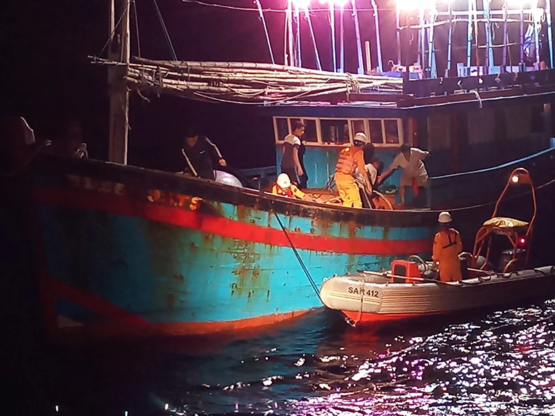 Cứu thuyền viên nguy kịch trên vùng biển Hoàng Sa ảnh 1 Cứu thuyền viên nguy kịch trên vùng biển Hoàng Sa ảnh 1