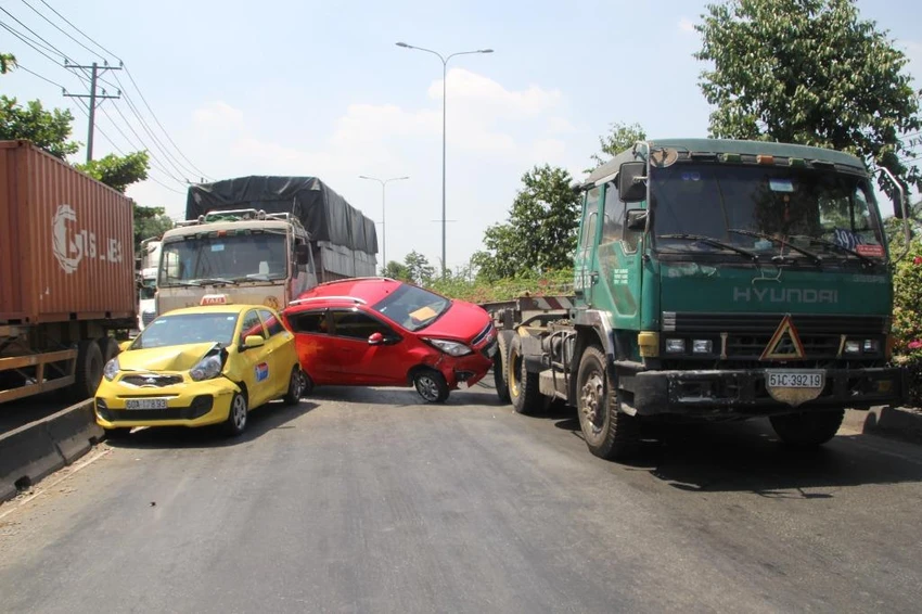 4 ô tô tông nhau liên hoàn ở Thủ Đức ảnh 1