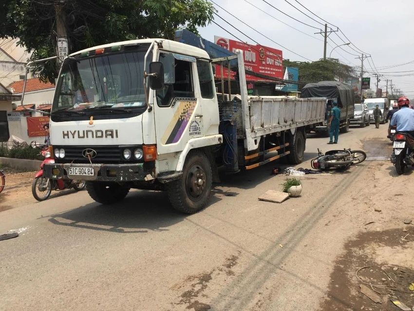 Bình Chánh: Sụp ổ gà, thanh niên nguy kịch dưới xe tải ảnh 2