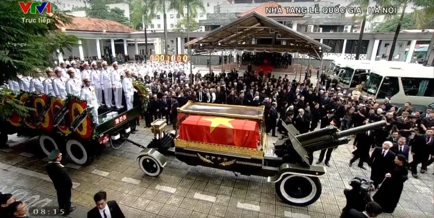 Hàng ngàn người tiễn đưa linh cữu Chủ tịch nước Trần Đại Quang ảnh 8 Hàng ngàn người tiễn đưa linh cữu Chủ tịch nước Trần Đại Quang ảnh 8