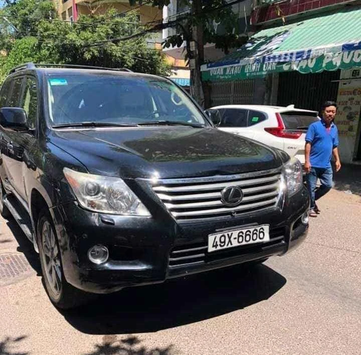 Người khiêng quan tài kể giây phút kinh hoàng bị xe Lexus tông ảnh 4 Người khiêng quan tài kể giây phút kinh hoàng bị xe Lexus tông ảnh 4