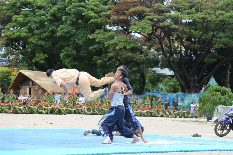 Mãn nhãn các tuyệt kỹ võ thuật của công an ảnh 10 Mãn nhãn các tuyệt kỹ võ thuật của công an ảnh 10