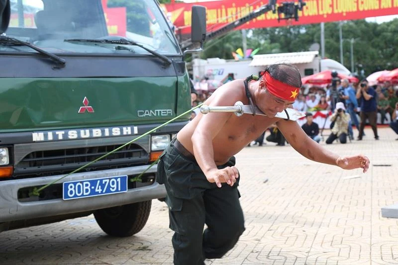 Mãn nhãn các tuyệt kỹ võ thuật của công an ảnh 11 Mãn nhãn các tuyệt kỹ võ thuật của công an ảnh 11