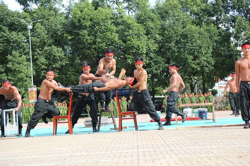 Mãn nhãn các tuyệt kỹ võ thuật của công an ảnh 13 Mãn nhãn các tuyệt kỹ võ thuật của công an ảnh 13