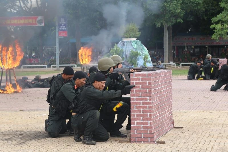Mãn nhãn các tuyệt kỹ võ thuật của công an ảnh 17 Mãn nhãn các tuyệt kỹ võ thuật của công an ảnh 17