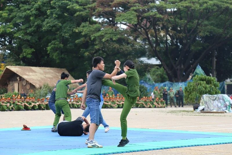 Mãn nhãn các tuyệt kỹ võ thuật của công an ảnh 4 Mãn nhãn các tuyệt kỹ võ thuật của công an ảnh 4
