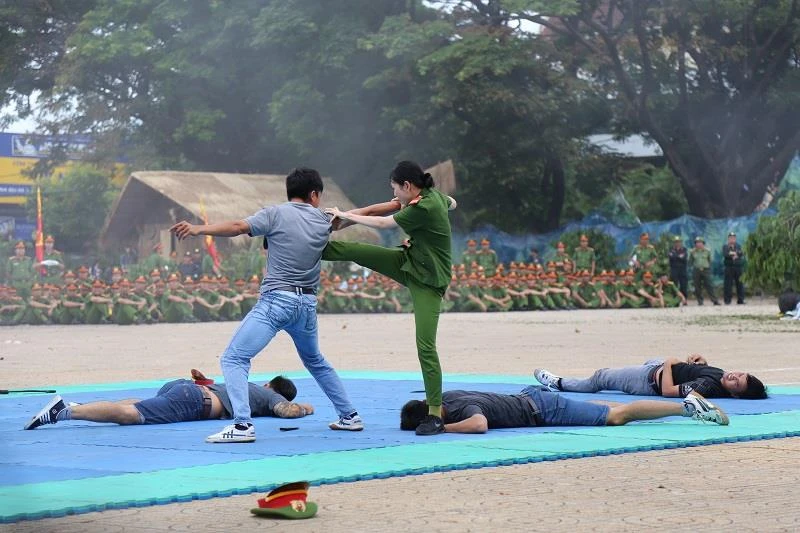 Mãn nhãn các tuyệt kỹ võ thuật của công an ảnh 6 Mãn nhãn các tuyệt kỹ võ thuật của công an ảnh 6