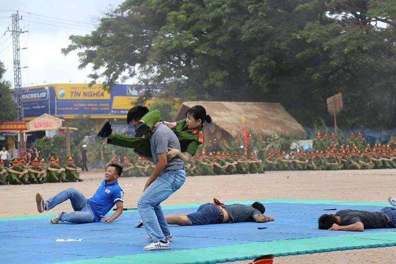 Mãn nhãn các tuyệt kỹ võ thuật của công an ảnh 7 Mãn nhãn các tuyệt kỹ võ thuật của công an ảnh 7