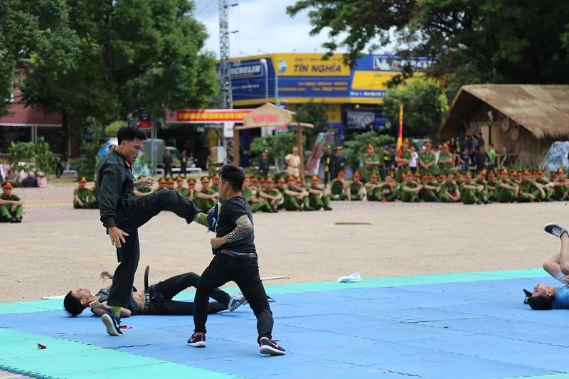 Mãn nhãn các tuyệt kỹ võ thuật của công an ảnh 8 Mãn nhãn các tuyệt kỹ võ thuật của công an ảnh 8