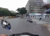 Clip hình sự đặc nhiệm truy đuổi cướp giật như phim trên đường