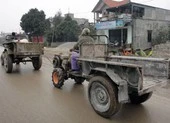 Lái xe công nông của chú vợ đi bán