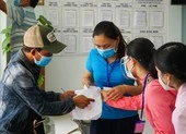 Nhiều người Đà Nẵng kéo đến phường để xin ‘giấy thông hành’