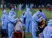 Bình Tân: Sợ dịch, giữa đêm dân vẫn xếp hàng dài để lấy mẫu 