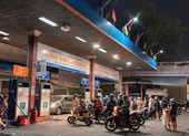 Giữa “bão” xăng tăng giá, người trẻ gói ghém chi tiêu, tìm cách cầm cự 