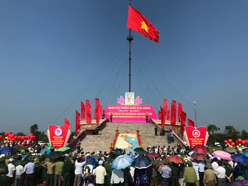 Lá cờ Tổ quốc tung bay trên kỳ đài. Ảnh: VGP/Thế Phong Ủy viên Bộ Chính trị, Phó Thủ tướng Thường trực Chính phủ Trương Hoà Bình; Bộ trưởng Bộ Thông tin và Truyền thông Trương Minh Tuấn, lãnh đạo tỉnh Quảng Trị, các bà mẹ Việt Nam anh hùng, các anh hùng lực lượng vũ trang, các cựu chiến binh và đông đảo nhân dân đôi bờ Hiền Lương- Bến Hải... đến dự buổi lễ. Lễ thượng cờ diễn ra trong không khí trang nghiêm, xúc động ngay tại kỳ đài lịch sử đôi bờ Hiền Lương-Bến Hải, nơi đã chứng kiến nỗi đau chia cắt đất nước ròng rã 21 năm trời.