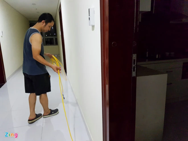 Bị cắt điện nước, cư dân căng băng rôn phản đối Kinh Đô ảnh 2 Bi cat dien nuoc, cu dan cang bang ron phan doi Kinh Do luc nua dem hinh anh 2