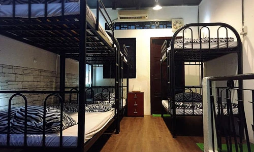 Một dorm cho thuê 150.000 đồng/giường một đêm tại TP.HCM được cải tạo lại từ một căn nhà phố cũ diện tích nhỏ, đang quảng bá trên nhiều trang thông tin đặt phòng cho khách du lịch. Ảnh: NT san-nha-nat-lam-ky-tuc-xa-mini-cho-thue