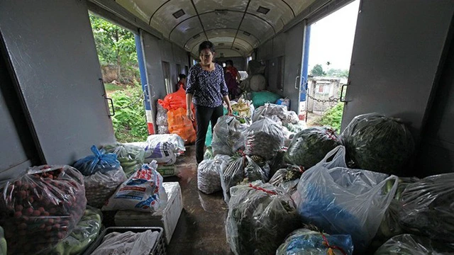 Những người buôn bán nông sản phần lớn gắn bó với con tàu từ vài chục năm nay.