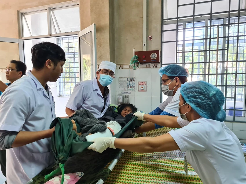 Vụ sạt lở ở Trà Leng: Đã cứu 33 người, còn 14 người mất tích ảnh 1