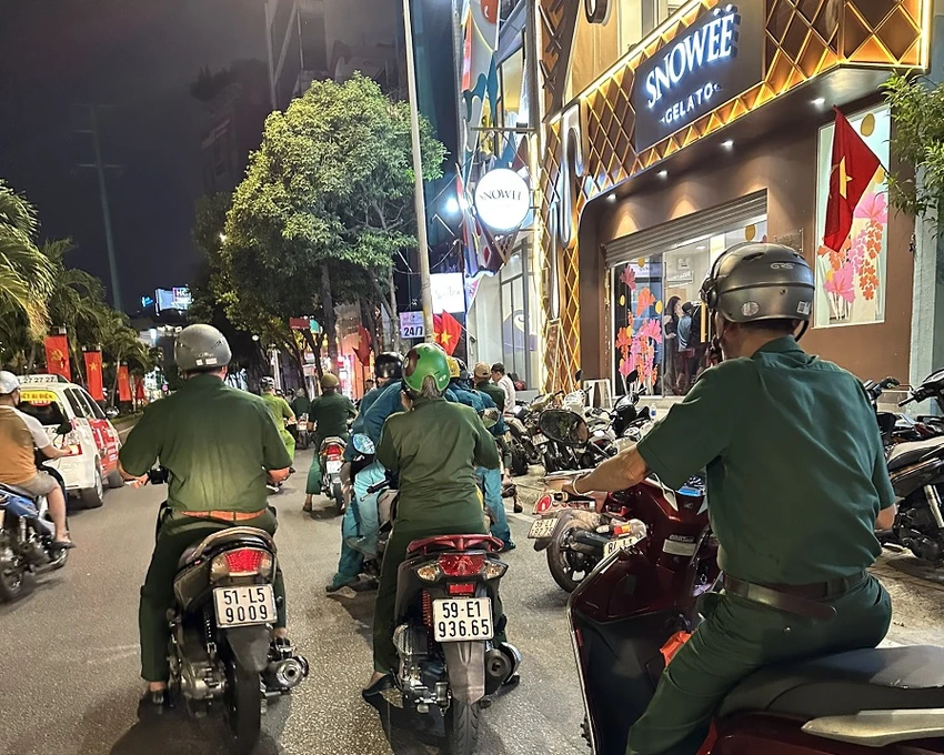 Phố ẩm thực Phan Xích Long sôi động chuẩn bị đón Tết Nguyên Đán