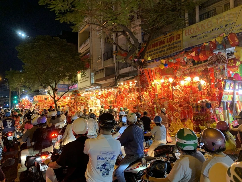 Phố Hải Thượng Lãn Ông rực rỡ sắc đỏ đón Tết