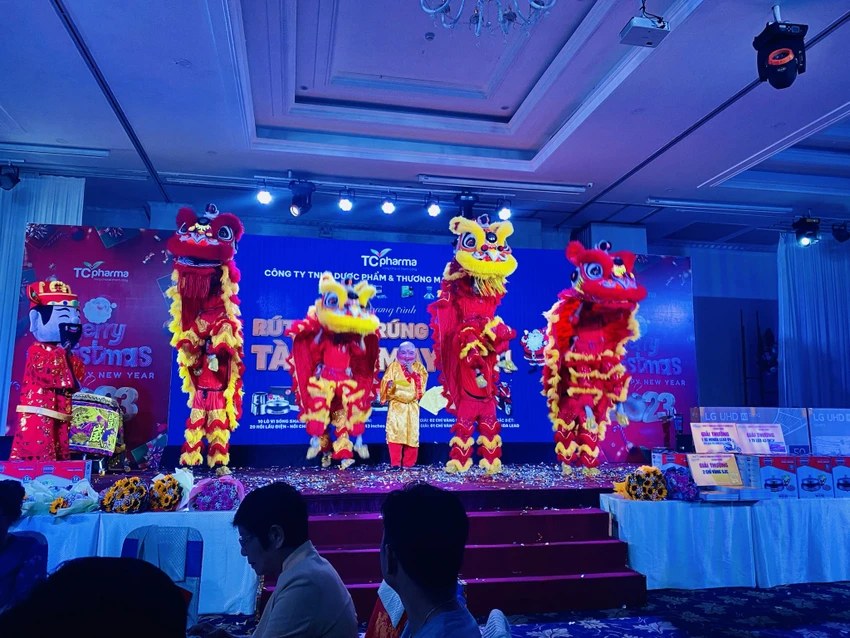 Múa lân sư rồng: nghệ thuật truyền thống, dịp Tết 'hốt bạc'