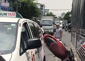 Va chạm với 2 ô tô, 3 nam sinh nhập viện