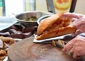 Hơn 80 người bị ngộ độc sau khi ăn bánh mì