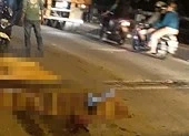 Mẹ ôm con gái bị tai nạn giao thông ở đường Nguyễn Duy Trinh