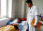 Phụ huynh vào trường tát giáo viên gãy xương mũi 