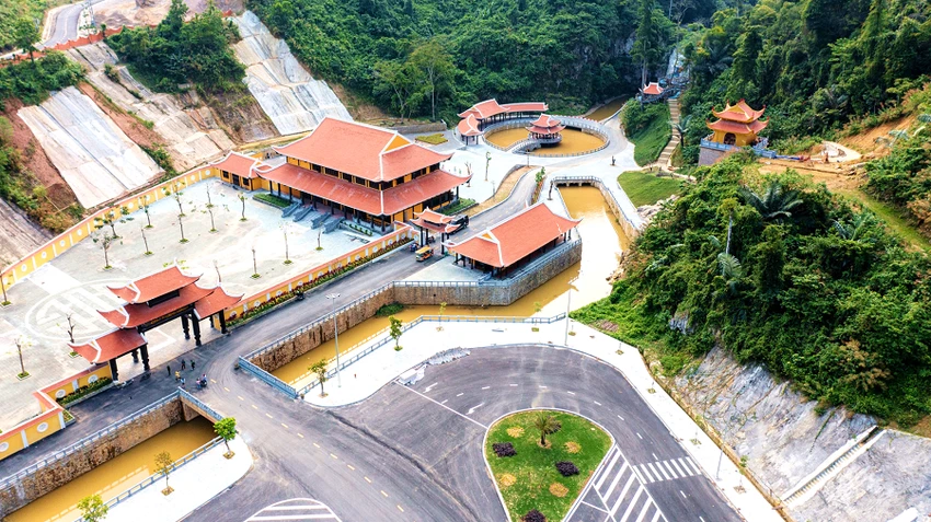 Khu du lịch sinh thái Cổng trời Đông Giang. Khu du lịch sinh thái Cổng trời Đông Giang.
