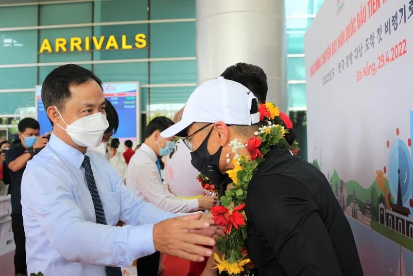 Ông Nguyễn Xuân Bình, Phó Giám đốc Sở Du lịch TP Đà Nẵng tặng hoa chào mừng du khách Hàn Quốc đến với thành phố biển xinh đẹp. Ảnh: TA Ông Nguyễn Xuân Bình, Phó Giám đốc Sở Du lịch TP Đà Nẵng tặng hoa chào mừng du khách Hàn Quốc đến với thành phố biển xinh đẹp. Ảnh: TA