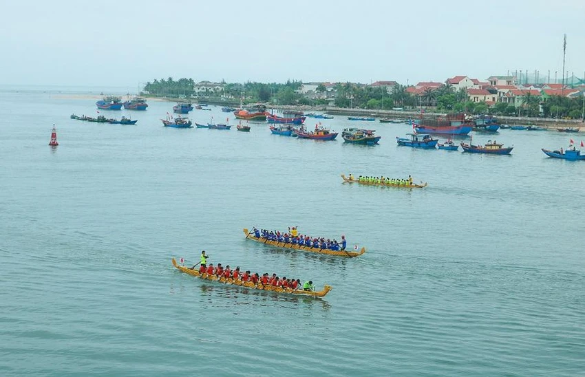 Lễ hội đua bơi thuyền truyền thống trên sông Nhật Lệ sáng ngày 30-4. Ảnh: ĐH Lễ hội đua bơi thuyền truyền thống trên sông Nhật Lệ sáng ngày 30-4. Ảnh: ĐH