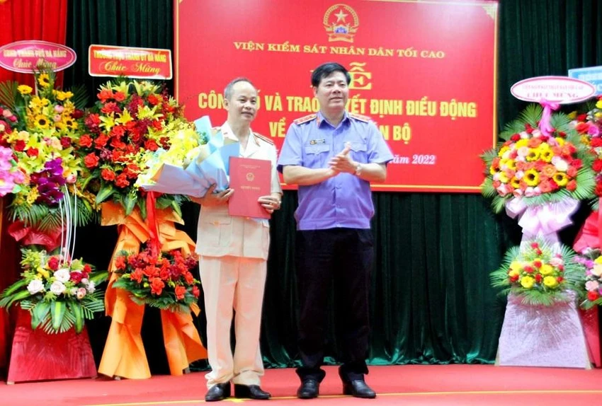 Phó Viện trưởng VKSND Tối cao Nguyễn Quang Dũng trao quyết định bổ nhiệm cho ông Nguyễn Văn Quang. Ảnh: XN Phó Viện trưởng VKSND Tối cao Nguyễn Quang Dũng trao quyết định bổ nhiệm cho ông Nguyễn Văn Quang. Ảnh: XN