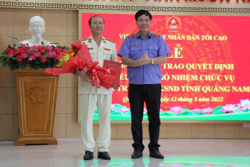 Phó Viện trưởng VKSND Tối cao Nguyễn Quang Dũng trao quyết định bổ nhiệm Viện trưởng VKSND tỉnh Quảng Nam cho ông Trần Hoài Nam. Ảnh: TA Phó Viện trưởng VKSND Tối cao Nguyễn Quang Dũng trao quyết định bổ nhiệm Viện trưởng VKSND tỉnh Quảng Nam cho ông Trần Hoài Nam. Ảnh: TA
