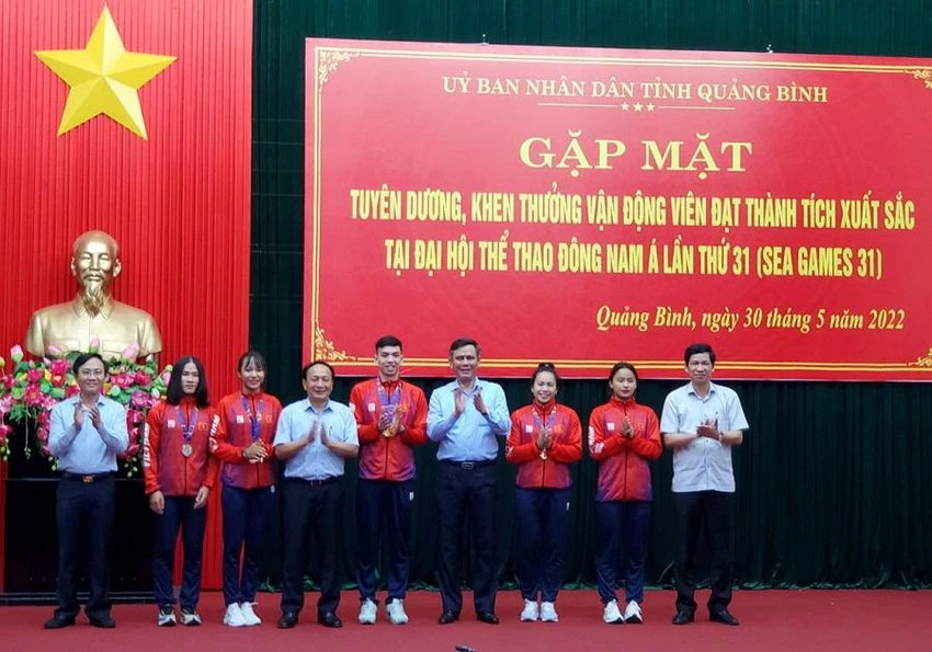 Lãnh đạo tỉnh Quảng Bình biểu dương, chúc mừng các VĐV đạt thành tích xuất sắc tại kỳ SEA Games 31. Ảnh: BT Lãnh đạo tỉnh Quảng Bình biểu dương, chúc mừng các VĐV đạt thành tích xuất sắc tại kỳ SEA Games 31. Ảnh: BT