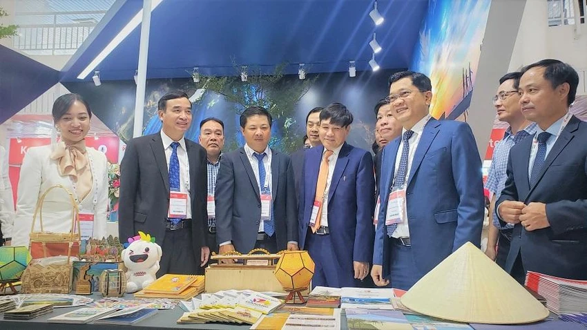 Các đại biểu tham quan các gian hàng tại Triển lãm về du lịch, hàng không châu Á. Ảnh: T.AN Các đại biểu tham quan các gian hàng tại Triển lãm về du lịch, hàng không châu Á. Ảnh: T.AN