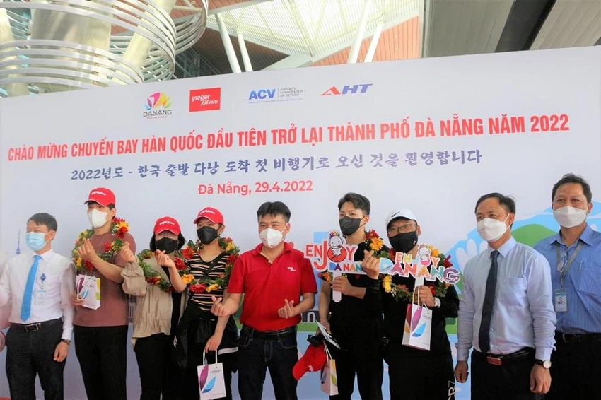 Đà Nẵng đón chuyến bay Hàn Quốc đầu tiên trở lại thành phố sau dịch bệnh. Ảnh: T.AN Đà Nẵng đón chuyến bay Hàn Quốc đầu tiên trở lại thành phố sau dịch bệnh. Ảnh: T.AN
