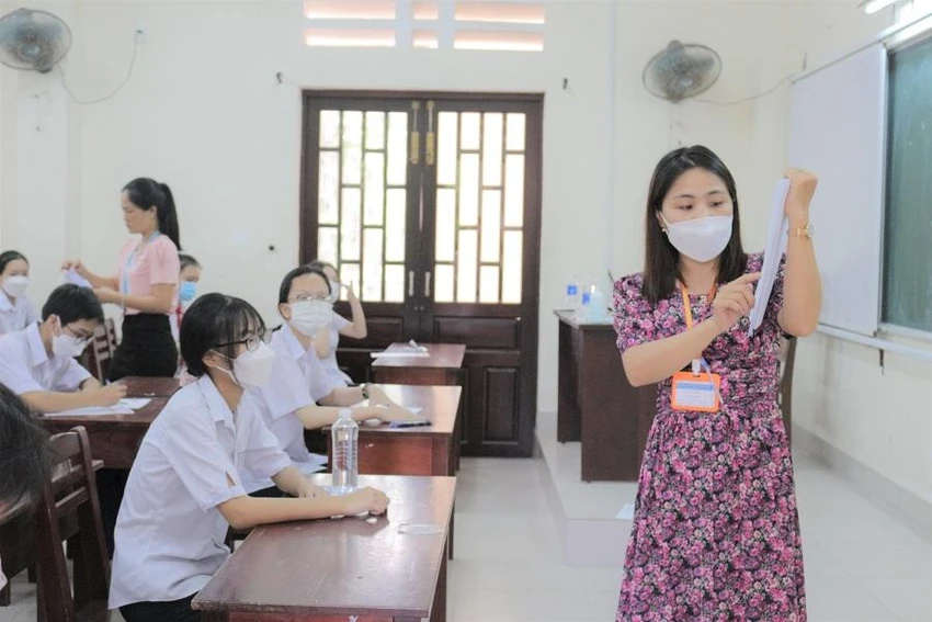 Cán bộ coi thi phổ biến kỹ một số chú ý trước khi thí sinh làm bài thi. Ảnh: T.AN